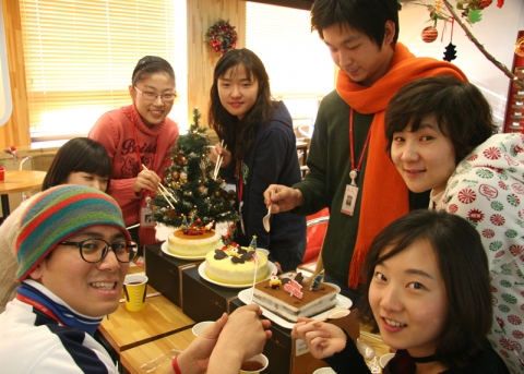 고구마케익, 치즈케익, 티라미슈 등 개인이 취향에 따라 선택한 케익을 받아 작은 파티를 연 모습.