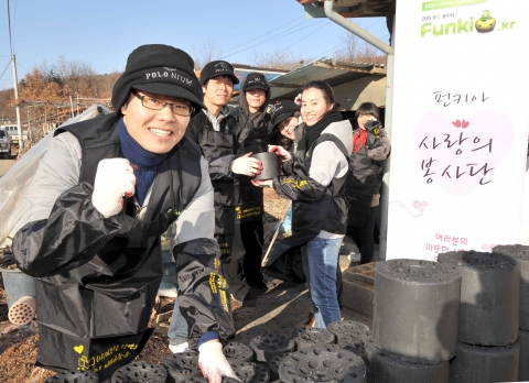 펀키아 대학생 봉사단원들이 경기도 연천지역에서 즐겁게 연탄을 배달하고 있는 모습.