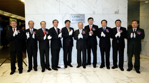 사진 왼쪽부터 한동규 자문위원(前LS전선 대표이사), 백남홍 중소기업위원장(하광상의 회장), 전순표 서울경제위원장(세스코 회장), 이용구 대림산업 회장, 임채민 지식경제부 차관, 