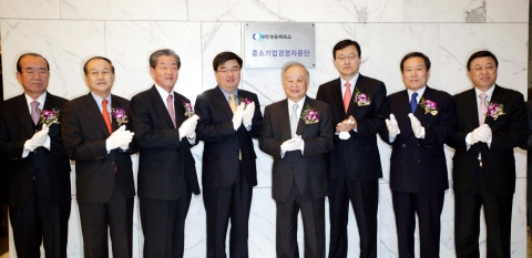 백남홍 중소기업위원장(하광상의 회장), 전순표 서울경제위원장(세스코 회장), 이용구 대림산업 회장, 임채민 지식경제부 차관, 손경식 대한상의 회장, 홍석우 중소기업청장, 신박제 N