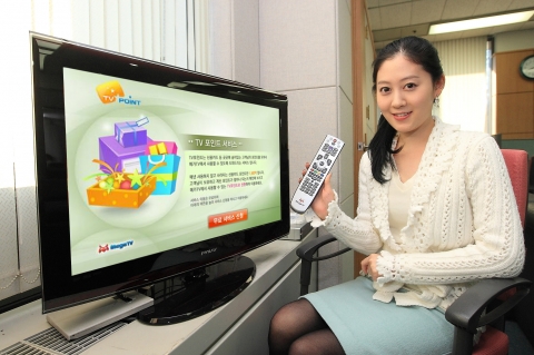 KT 직원이 카드 포인트로 메가TV의 유료콘텐츠 결재가 가능한 <TV 포인트> 서비스를 시연해 보이고 있다.