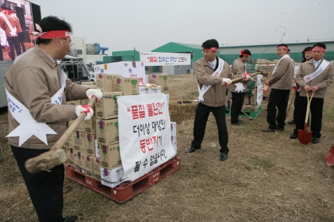 29일 열린 대상㈜ 품질최우선주의 선포식에서 이정성 품질경영실장(왼쪽)과 품질관리팀 조백기 팀장(오른쪽 망치 든 사람)이 올해 수거된 품질 불량 제품을 부수고 있다.