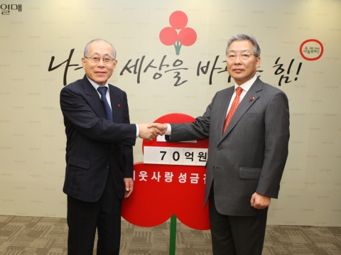 KB국민은행 강정원은행장(사진 오른쪽)이 29일 사회복지공동모금회 이세중 회장(사진 왼쪽)에게 불우이웃돕기 성금 70억원을 전달하고 기념촬영을 하고 있다.