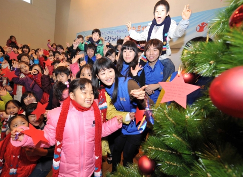 현대차는 29일, 대학생 봉사단 ‘허브(HUV, Hyundai University Volunteer)’ 2기 100명이 소년의 집 초등학생 1학년 학생 100여명을 대상으로 봉사활