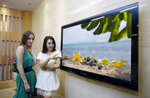 크리스털 로즈 풀HD LCD TV로 시청