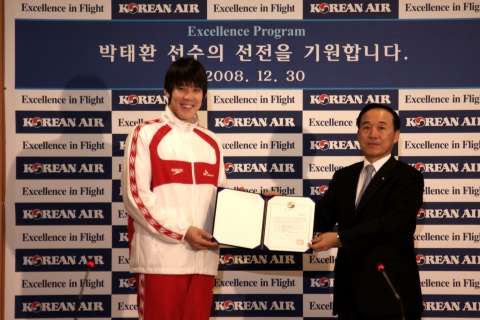 30일 서울 공항동 대한항공 본사에서 열린 ‘박태환 선수 후원 연장 협약식’에서 서용원 부사장(오른쪽)이 박태환 선수에게 후원증서를 전달하고 있다.