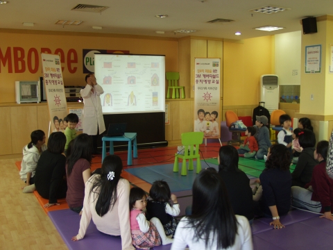 한국짐보리(대표:박기영)는 한국쓰리엠과 함께 짐보리 가족의 건강한 치아를 위해 &#039;3M 캐버티쉴드(3M Cavity Shield)충치예방교실&#039;을 진행했다.