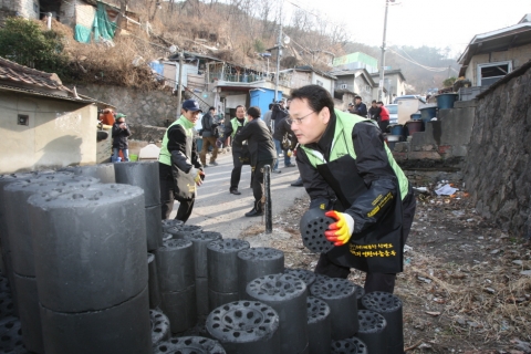 유인촌장관, 저소득 가정에 사랑의 연탄배달