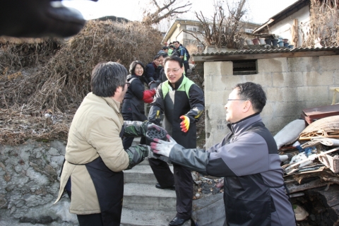 유인촌장관, 저소득 가정에 사랑의 연탄배달