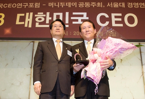 보해양조 임건우 회장이 지난 12월 12일 서울 프라자호텔에서 열린 ‘제4회 한국 CEO 그랑프리’ 시상식에서 음식료품 부문 CEO 그랑프리상을 수상했다. 사진은 보해 임건우 회장