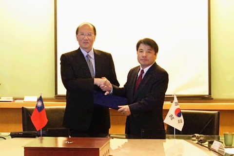 브이맥스텔레콤 리우 차오카이 회장과 삼성전자 김운섭 부사장이 모바일 와이맥스 상용 계약 체결 후 악수를 하고 있다.