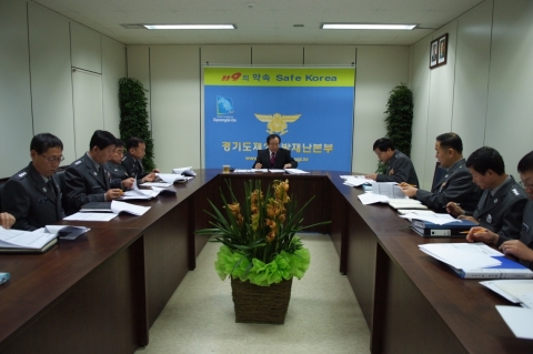 서효원 경기도 행정2부지사는 18일 경기도 제2소방재난본부를 방문한 자리에서 심평강 본부장으로부터 2009년 주요업무보고를 받고 직원들을 격려했다.