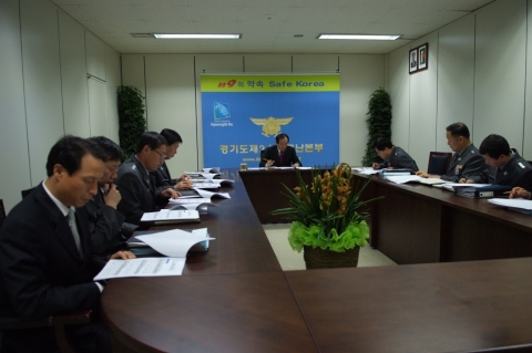 서효원 경기도 행정2부지사는 18일 경기도 제2소방재난본부를 방문한 자리에서 심평강 본부장으로부터 2009년 주요업무보고를 받고 직원들을 격려했다.
