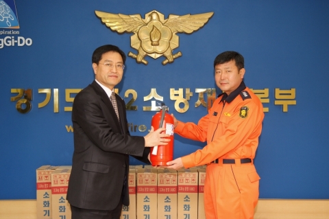 심평강 2본부장으로부터 소화기를 기증받는 동두천소방서 박현구 방호구조과장