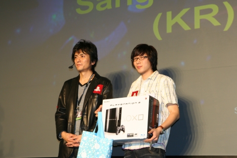 ‘소울 칼리버 4’ 개발자 사사키씨(좌)와 <2008 Asia Game Show> 아시아 우승자 이상우씨(우)