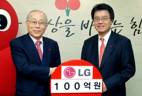 LG가 연말을 맞아 소외계층에 대한 사회적 관심을 높이기 위해  6일 사회복지공동모금회에 이웃사랑 성금 100억원을 기탁했다. 사진은 LG 정상국 부사장(사진 오른쪽)이 6일 서울 정동  사랑의열매 회관에서 사회복지공동모금회 이세중 회장에게  성금기탁증서를 전달하는 모습