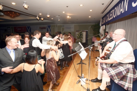 현대중공업 외국인 직원들의 '세인트 앤드루스 볼(Saint Andrews Ball)' 행사. 외국인 직원들은 이 행사를 통해 1천만 원을 모금, 지역의 불우이웃들