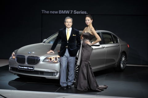 BMW 코리아 김효준 사장이 직접 모델로 나서 뉴 7 시리즈와 함께 최고급 프리미엄 세단의 다양한 모습을 연출했다