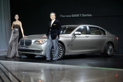 BMW 코리아 김효준 사장이 직접 모델로 나서 뉴 7 시리즈와 함께 최고급 프리미엄 세단의 다양한 모습을 연출했다