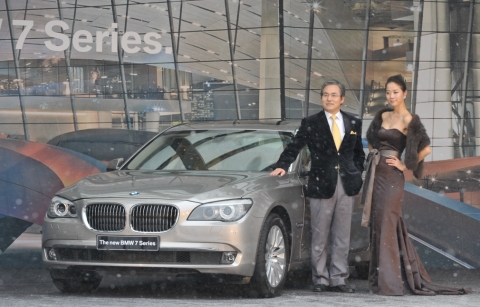 BMW 코리아 김효준 사장이 직접 모델로 나서 뉴 7 시리즈와 함께 최고급 프리미엄 세단의 다양한 모습을 연출했다