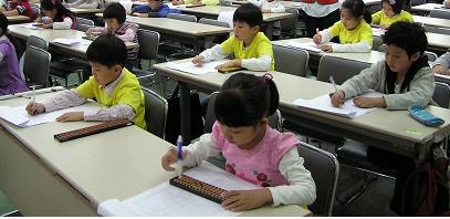 주산공부에 열중하는 어린이들