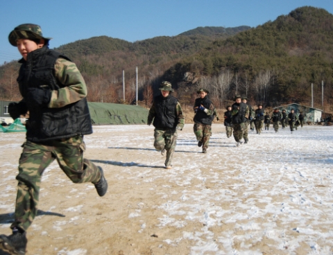 지난 1월 1일 정초에 해병대캠프 극기훈련에 참가한 초등학생들이 체감온도 영하 10도의 설원에서 공동체훈을 받고 있다.