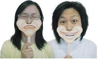 별난전시물로 재미있는 표정을 지어보고 있다.
