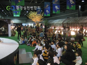 반디나라 여행기에서 다양한 캐릭터를 이용한 반디의 POP 및 영상을 보고 있는 아이들
