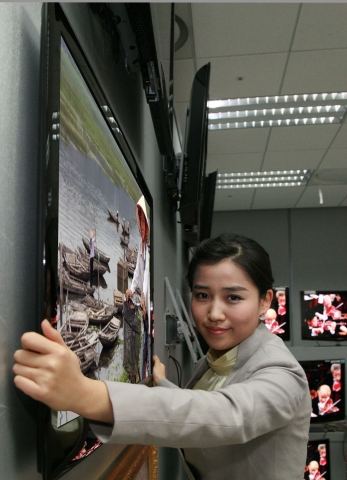삼성전자, 액자 걸듯 손쉽게…진정한 벽걸이 TV 시대 개막