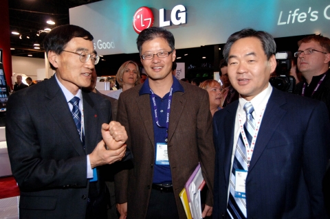 LG전자 부스에서 LG전자 강신익 사장(오른쪽부터), 제리 양 야후 창업자, 백우현 사장이 기념 촬영을 하고 있다.