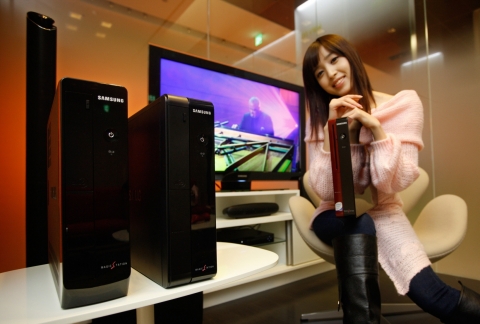 삼성전자가 2009년을 맞이해 초소형의 미니 PC를 비롯해 새로운 디자인과 강력한 기능으로 무장한 데스크톱 3종을 출시했다. 사진 왼쪽부터 'DM-R100, DN-Z100