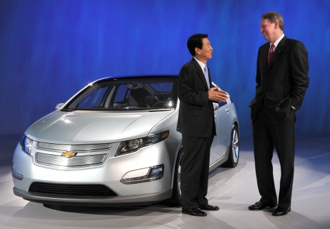 美 디트로이트에서 열리고 있는 「North America International Auto Show」에 참석한 LG화학 김반석 부회장(왼쪽)과 GM의 릭 왜고너(Rick Wagoner) 회장이 GM이 2010년 양산할 예정인 시보레볼(Chevrolet Volt) 앞에서 배터리 공급과 관련한 논의를 하고 있다.