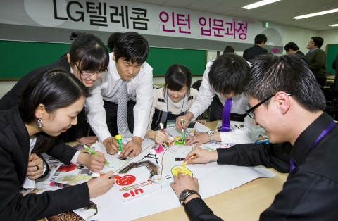 지난 1월 12일, 13일 양일간 경기도 이천 LG인화원에서 열린 인턴사원 입문과정에서 인턴사원들이 선배사원과 함께 회사와 개인의 비전에 대해 토론하며 발표자료를 만드는 모습.