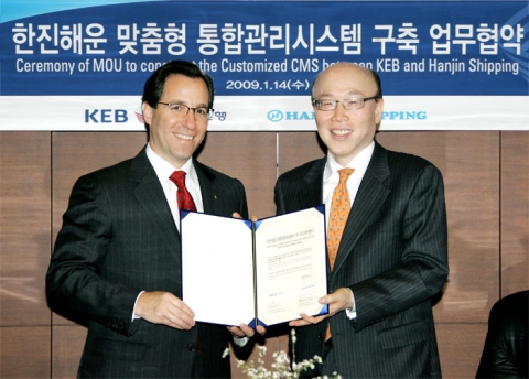 외환은행(www.keb.co.kr)은 14일 오후 을지로 본점에서 리처드 웨커 외환은행장(왼쪽)과 ㈜한진해운의 김영민 대표이사(오른쪽) ‘맞춤형 통합자금관리 시스템 구축을 위한 업