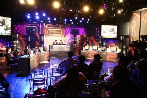 월 17일, 서울 목동 곰 TV 스튜디오에서 진행된 ‘기어스 오브 워 2 한국 시리즈 최종 결승전 경기 장면