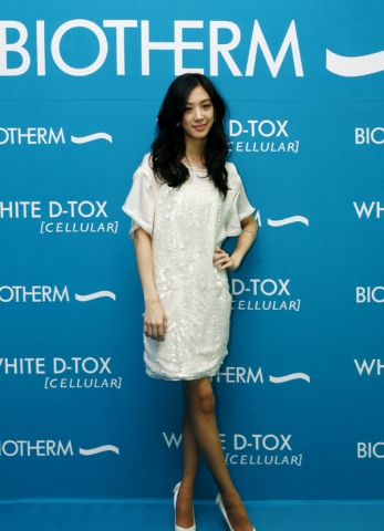 20일 오후 강남 크링에서 열린 세계적인 화장품 브랜드 비오템의 신제품 ‘화이트 디톡스 셀룰라’ 런칭 행사에서 새로운 비오템 모델로 발탁된 정려원이 참석해 포토월에서 포즈를 취하고 있다. 정려원은 이 날 행사장에 미니멀한 스타일의 스팽글 장식 미니드레스로 한층 성숙한 여성미를 뽐내며 패셔니스타로서의 면모 또한 과시했다.