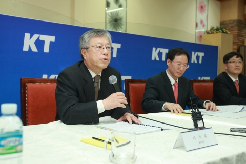 20일 KT-KTF 합병 관련 기자간담회 모습
왼쪽부터 이석채 KT CEO, 권행민 KTF CEO, 김연학 KT 가치경영실장