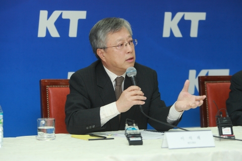 합병에 대해 설명하는 이석채 KT 사장