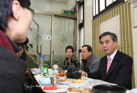 남대문 시장에 위치한 한 식당에서 우리은행과 거래하는 영세상인 15명과 우리환승론 가입고객 3명과 오찬 간담회를 갖고 서민경제 활성화를 위한 폭넓은 의견을 교환했다