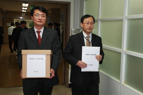 KT 직원들이 KT-KTF합병인가신청서 접수를 위해 방통위로 들어가고 있다(종로구 세종로 방송통신위원회)