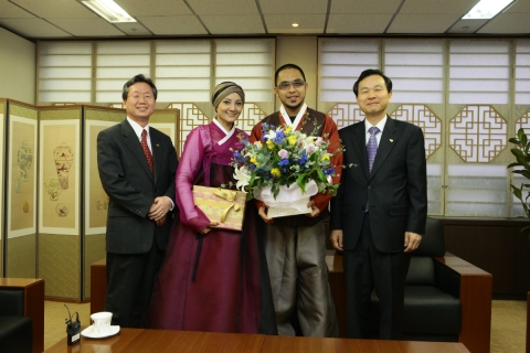 말레이시아 톱가수 Mawi와 유명배우 Ekin, 한국으로 신혼여행
