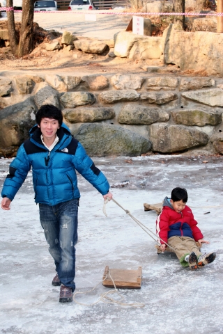 운문산 자연휴양림 얼음썰매타기(여행작가 한은희 제공)