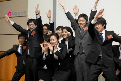LG CNS의 2009년 신입사원들이 임직원들에게 활기찬 첫 인사를 선보이고 있다.