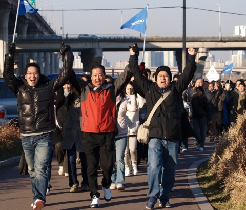 올림푸스한국 방일석대표와 임직원 300여명이 야재천을 함께 걷는 시무식을 진행하며 화합과 결의를 다지고 있다.