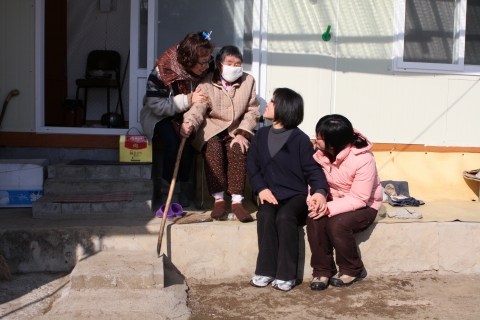 “할머니∙할아버지 건강하세요”…평창청소년수련원 여직원회 사랑나눔
