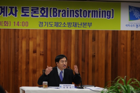 토론을 진행하는 심평강 2본부장