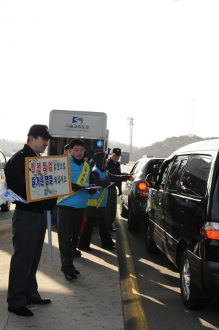캠페인 활동중인 소방공무원과 의용소방대원 및 양주시 공무원