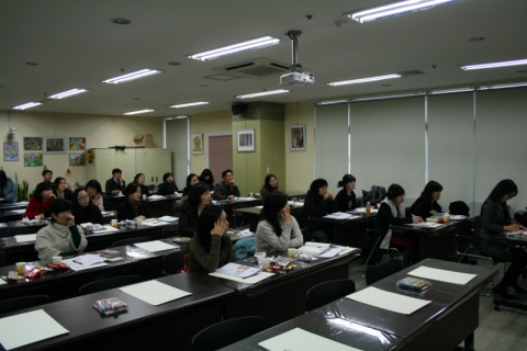 강의를 듣고 있는 홍선생미술 신입교사들
