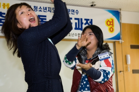 국립중앙청소년수련원의 레크리에이션지도과정에 참여한 청소년지도자가 주의집중프로그램에 열중하고 있다.