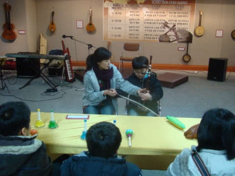 엄효일 체험강사(해금전공)가 어린이에게 해금연주법을 가르치고 있다